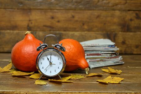 Autumn still life with an old alarm clock.の写真素材
