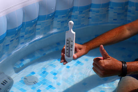 The thermometer shows the temperature of the pool water. Text in German: Children's bath, warm bath,...