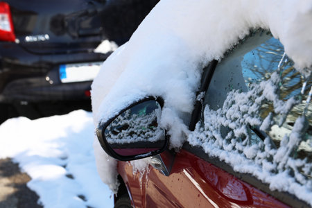 Caps of white snow on parked cars.の写真素材