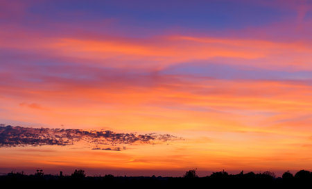 With each passing minute, the sky's colors shift and evolve, creating a visual symphonyの素材