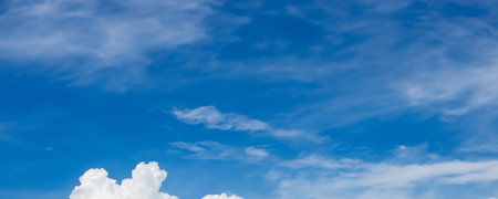The soft contrast between the sky and clouds creates a harmonious balance.の素材