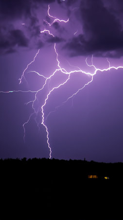 Night's Radiance: Lightning Illuminating the Darkの素材