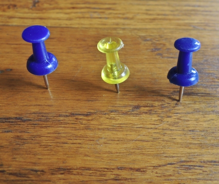 The pins of various colors on wood backgroundの写真素材