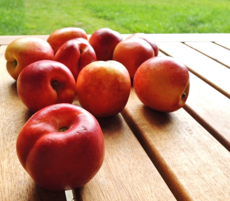 fresh peaches on wooden table

の写真素材