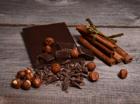 Pieces of dark chocolate on a wooden background

の写真素材
