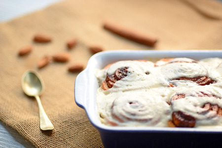 Cinnamom rolls in ceramic baking dishの写真素材