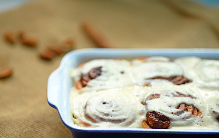 Cinnamom rolls in ceramic baking dish close upの写真素材