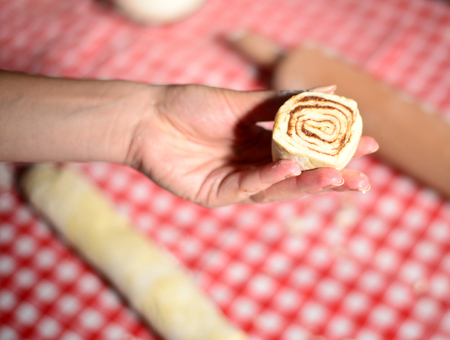 Cinnamon roll in woman handの写真素材