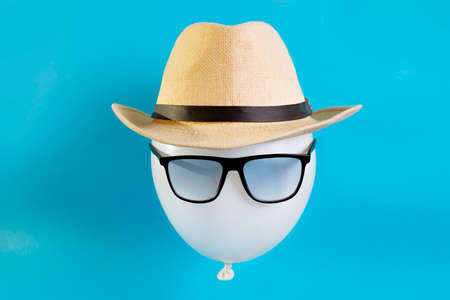 Balloon tourist close-up. The image of a male traveler in a hat and sunglasses concept tourist destinationの写真素材