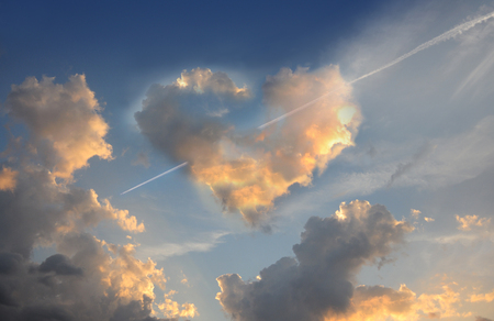 Love is in the air. Burning heart. Fluffy cloud of the shape of heart, on a deep blue sky. 
          の写真素材