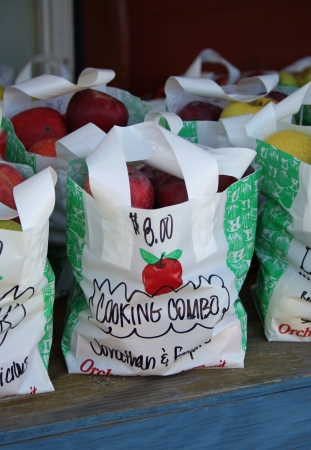 Cooking apples in bagsの写真素材