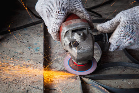 Working hand-held grinding steel.