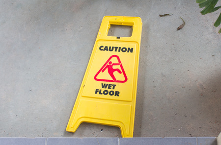 Yellow sign that alerts for wet floor.