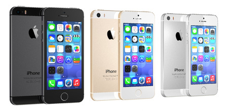 Space Gray, Silver, Gold iPhone 5s showing the home screen with iOS7. Some of the new features of the iPhone 5s include fingerprint recognition built into the home button, a new camera, and a 64-bit processor. Apple released the iPhone 5s on September 20,のeditorial素材