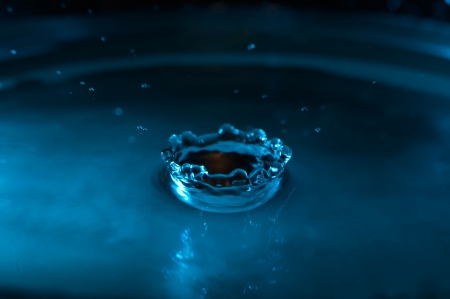 Crown, formed on the water from falling drop, blue dark colorの写真素材