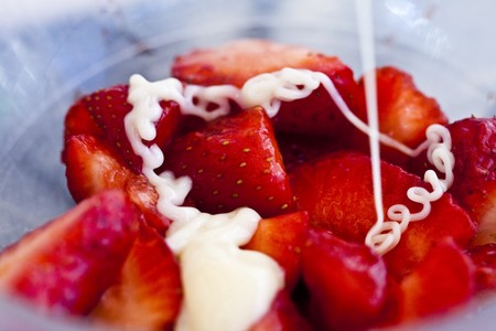 Falling strawberries and creamの写真素材