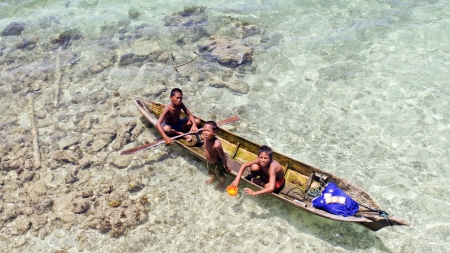 OMADA ISLAND,MALAYSIA-SEPTEMBER 23rd : Unidentified Sea Bajau childrens on the raft on August 30th, 2011 in Sabah,Malaysia.The Sea Bajau children here do not attend school due to lack of resourcesのeditorial素材