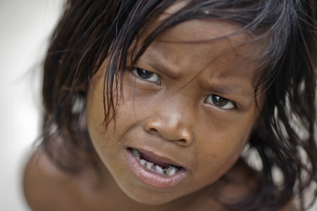 OMADA ISLAND,MALAYSIA-SEPTEMBER 23rd : Unidentified Sea Bajau childrens on the raft on August September 23rd in Sabah,Malaysia.The Sea Bajau children here do not attend school due to lack of resources.のeditorial素材