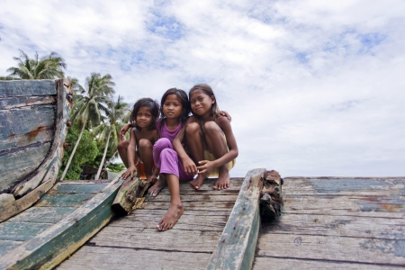 MABUL ISLAND, MALAYSIA-SEPTEMBER 23rd : Unidentified Sea Bajau childrens on the raft on SEPTEMBER 23rd 2013 in Sabah,Malaysia.The Sea Bajau children here do not attend school due to lack of resources.のeditorial素材