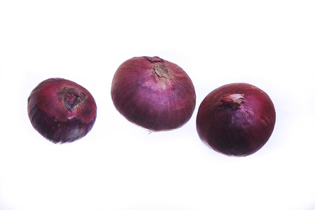 Red onion isolated on white backgroundの写真素材