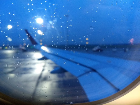 Water droplets on flight window paneの素材