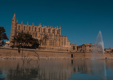 Palma de Mallorca's Cath, the lake and the fountainのeditorial素材