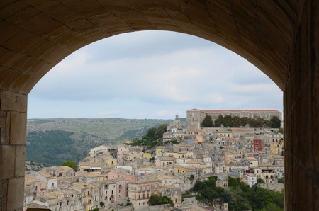 View onto Ragusa in Sicily through to arcの写真素材