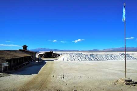 Long shot of the Salinas Grandes salt flats in North Argentina at the foot of the Sierras de Cordoba mountain range in South Americaの写真素材