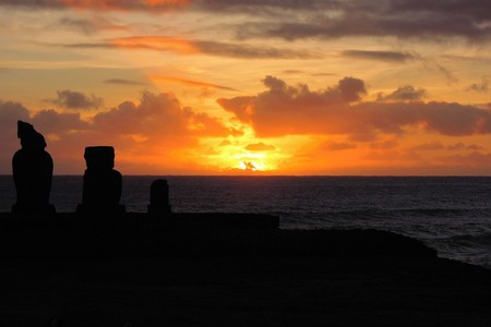 Long shot of the Moai during sunset at Ahu Tahai in Hanga Roa in Rapa Nui, Easter Island, Chile, South Americaの写真素材