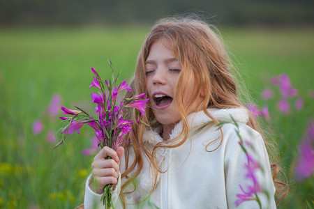 kid sneezing with Hay fever allergyの写真素材