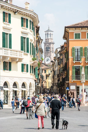 VERONA, ITALY - APRIL 23: Tourists at the historic center of  Verona, Italy - April 23, 2014. Verona is famous for its ancient amphitheatre which could host more than 30,000 spectators in ancient times. Foto taken from Piazza Bra with view to Lamberti Towのeditorial素材