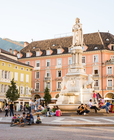 BOLZANO, ITALY - SEPTEMBER 20: Tourists at Walther Square in Bolzano, Italy on September 20, 2015. Bolzano is the largest city of South Tyrol. Foto taken from Walther Square.のeditorial素材