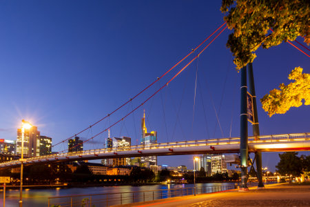 FRANKFURT, GERMANY - SEPTEMBER 18: Night at the Holbeinsteg footbridge in Frankfut, Germany on September 18, 2019. Foto taken from Schaumainkai with view to the skyline.のeditorial素材