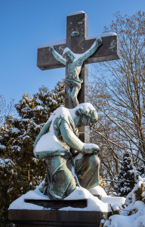 SCHROBENHAUSEN, GERMANY - DECEMBER 17: Snow in the landmarked historic cemetery in Schrobenhausen, Germany on December 17, 2022のeditorial素材