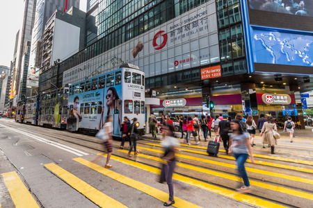 People crossing a busy street in Hong Kong  Hong Kong is one of the most densely populated areas in the world  のeditorial素材