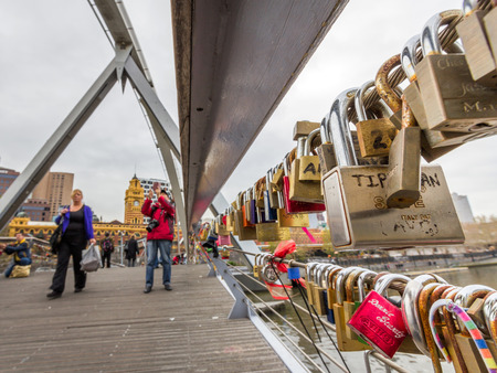 Love locks in Melbourne Southbank Footbridgeのeditorial素材