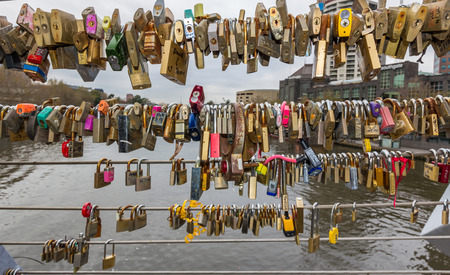Love locks in Melbourne Southbank Footbridgeのeditorial素材