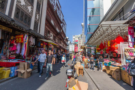 Chinese shopping streets around Yuyuan Market in Shanghai, China. It\\\\\\\\のeditorial素材