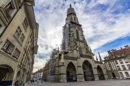 The Bern Minster is a Swiss Reformed cathedral, in Bern. Its construction started in 1421. Its tower, with a height of 100.6 m, was only completed in 1893.のeditorial素材