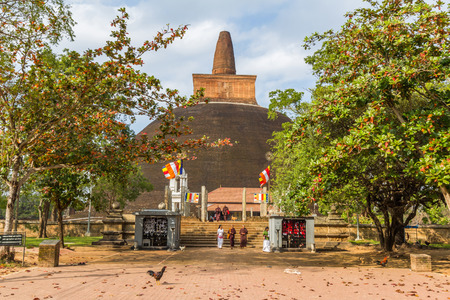Abhayagiri Vihara was a major monastery site of Theravada and Mahayana Buddhism that was situated in Anuradhapura, Sri Lanka.のeditorial素材