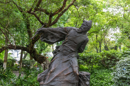 Statue of Wang Zheng Gong in a park Guilin China. He was born in Ningbo Zhejiang and served as  a poet chief of Guangxis police and mayor of Guilin city.のeditorial素材