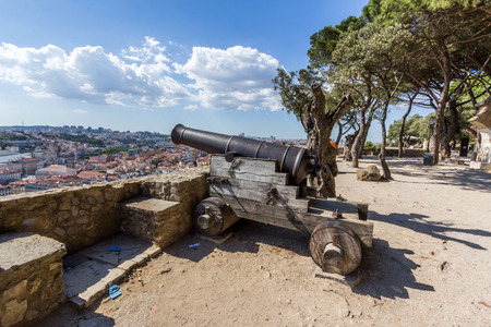 Cannon guarding the battlements of Sao Jorge Castle in Lisbon, Portugalのeditorial素材