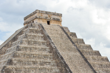 Mayan pyramid of Kukulcan El Castillo in Chichen Itza, Mexicoのeditorial素材