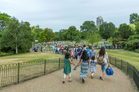 A crowded day in Hyde Park, London, England. It is one of the largest parks in London, and one of the Royal Parks of London, famous for its Speakers' Corner.のeditorial素材