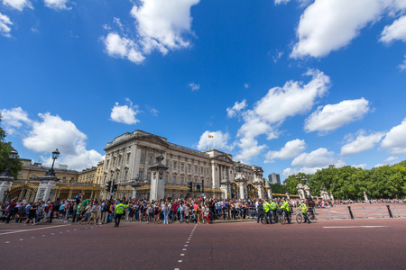 Buckingham Palace is the London residence and principal workplace of the monarchy of the United Kingdom. It is often at the centre of state occasions and royal hospitality.のeditorial素材
