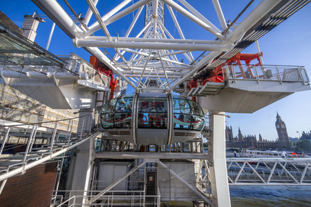 etail of occupied London Eye passenger capsule in London, England. Capsules were made by French company Poma. Wheel has 32 capsules in total.のeditorial素材