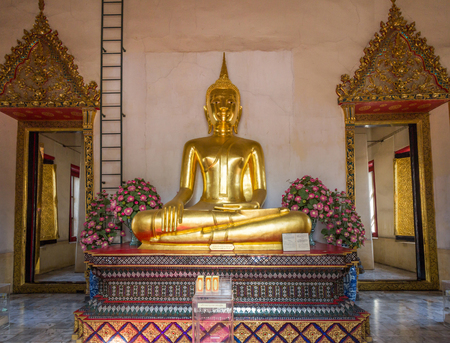 A golden Buddha statue in Wat Saket buddhist temple. Wat Saket Ratcha Wora Maha Wihan is a Buddhist temple in Pom Prap Sattru Phai district, Bangkok, Thailand.のeditorial素材