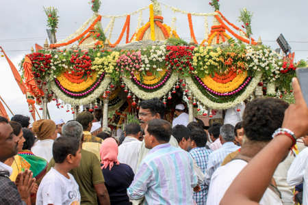 palkhi - a holy chariot carrying sacred footwear of saint dnyaneshwar during the pilgrimageのeditorial素材