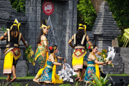 Indonesian perform Mustikaning Putri Utomo dance to celebrate world dance dayのeditorial素材