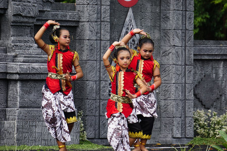 Indonesian perform Ladrang Mangungkung dance to celebrate world dance dayのeditorial素材